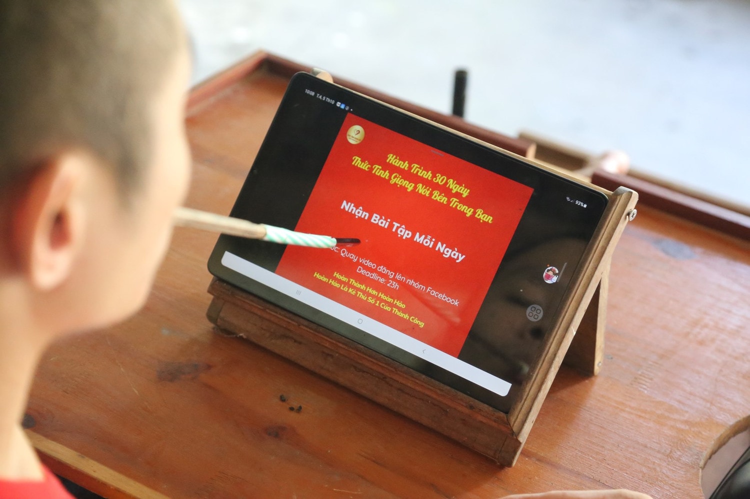 Long say mê với lớp học online luyện giọng, đó cũng là công việc đem lại nguồn thu nhập ít ỏi duy nhất của anh. Chàng trai muốn hiến đầu cho y học và nghị lực không đầu hàng số phận -0