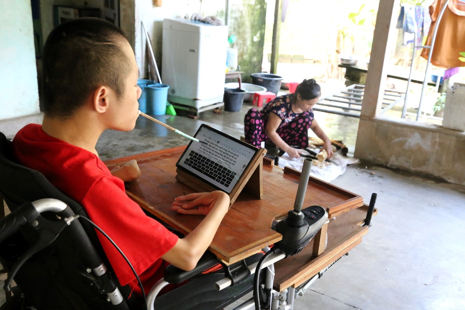Long khám phá thế giới bằng chiếc iPad. Chàng trai muốn hiến đầu cho y học và nghị lực không đầu hàng số phận -0