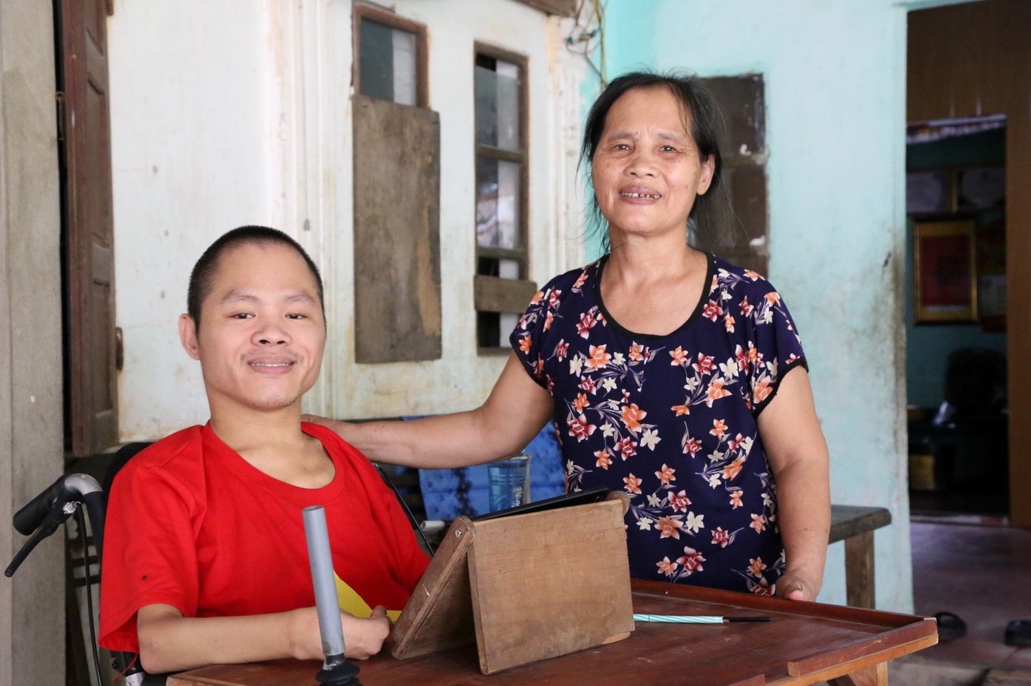 Người mẹ luôn đồng hành cùng Long trên mọi nẻo đường. Chàng trai muốn hiến đầu cho y học và nghị lực không đầu hàng số phận -0