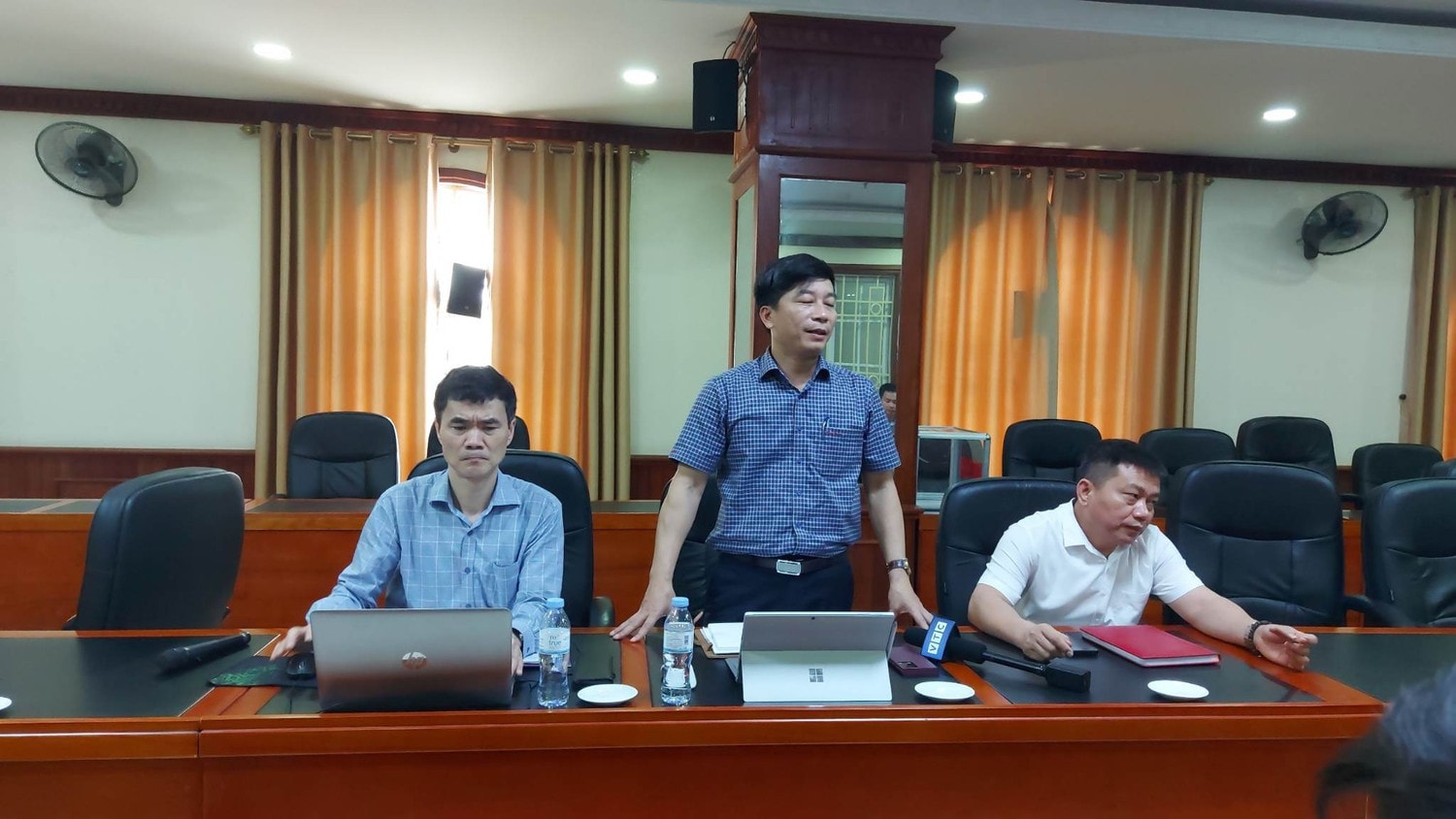 Yêu cầu báo cáo tường trình vụ nữ sinh trường chuyên nghi tự tử bị xa lánh? -0