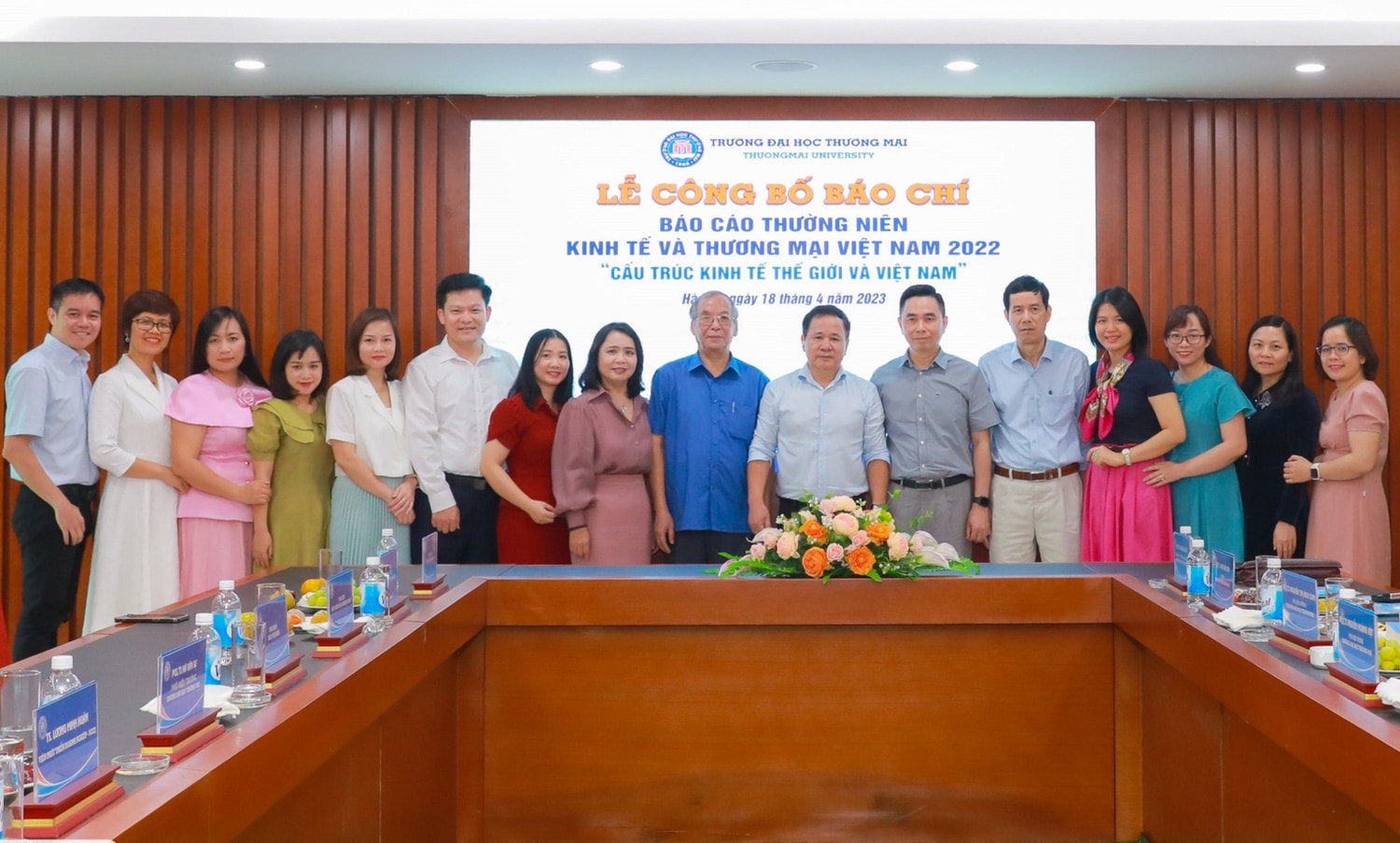 Trường ĐH Thương mại công bố Báo cáo Thường niên Kinh tế và Thương mại Việt Nam 2022 -0