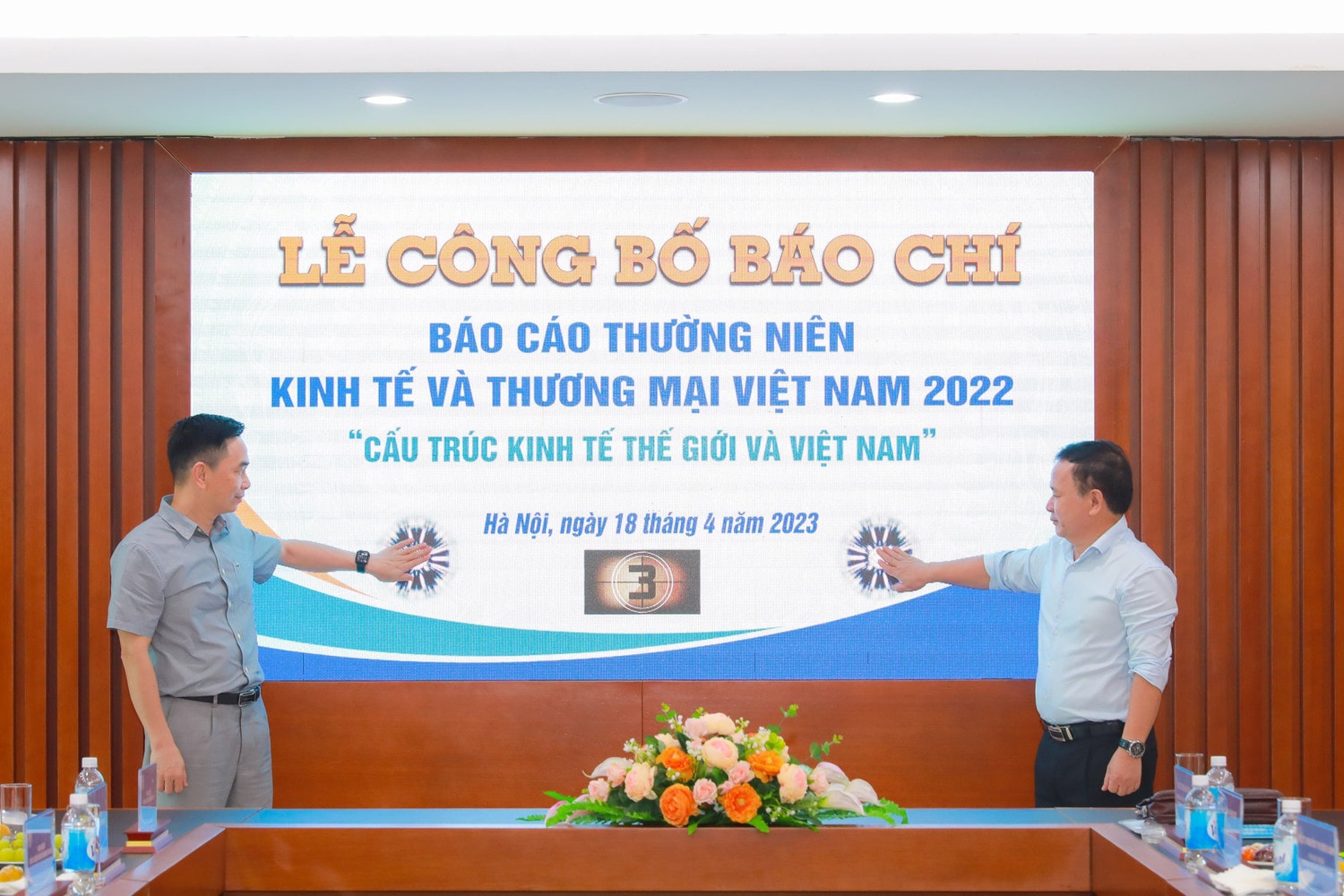 Trường ĐH Thương mại công bố Báo cáo Thường niên Kinh tế và Thương mại Việt Nam 2022 -0