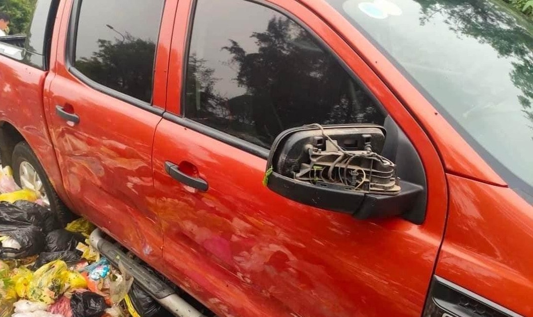 Mang ô tô đến ga ra rửa xe, hôm sau thấy xe nằm ngoài bãi rác -0
