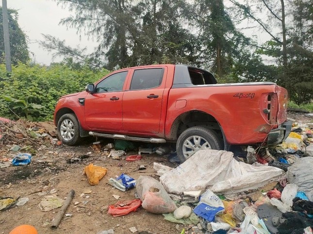 Mang ô tô đến ga ra rửa xe, hôm sau thấy xe nằm ngoài bãi rác -0