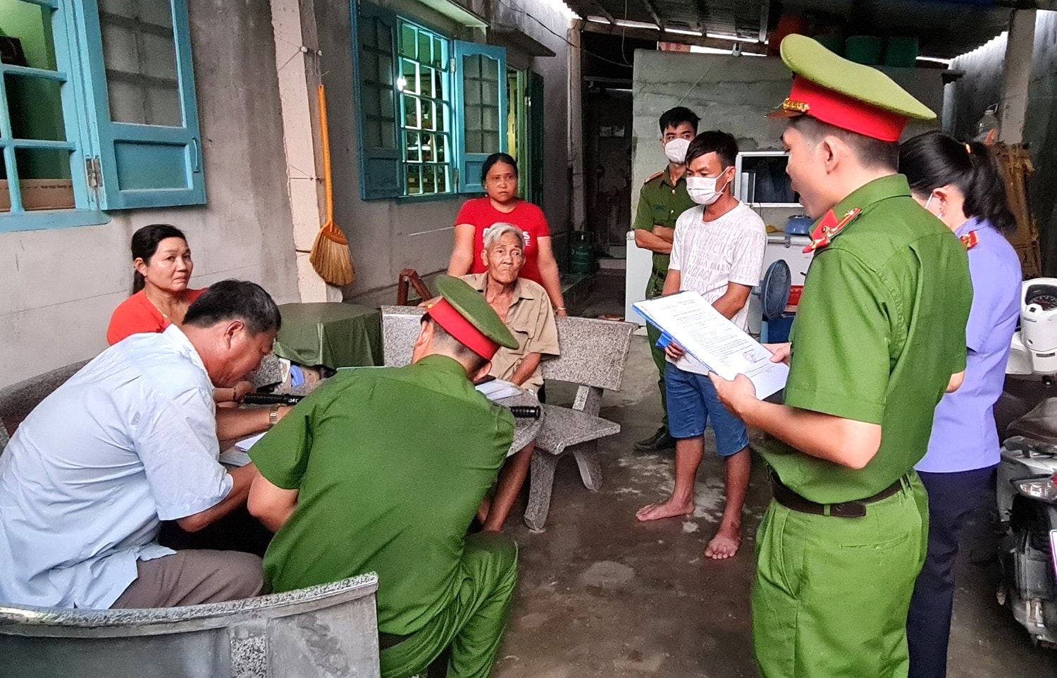 Cơ quan công an đọc lệnh bắt đối tượng Võ Tấn Tài Tạm giữ đối tượng cho vay nặng lãi, in ảnh