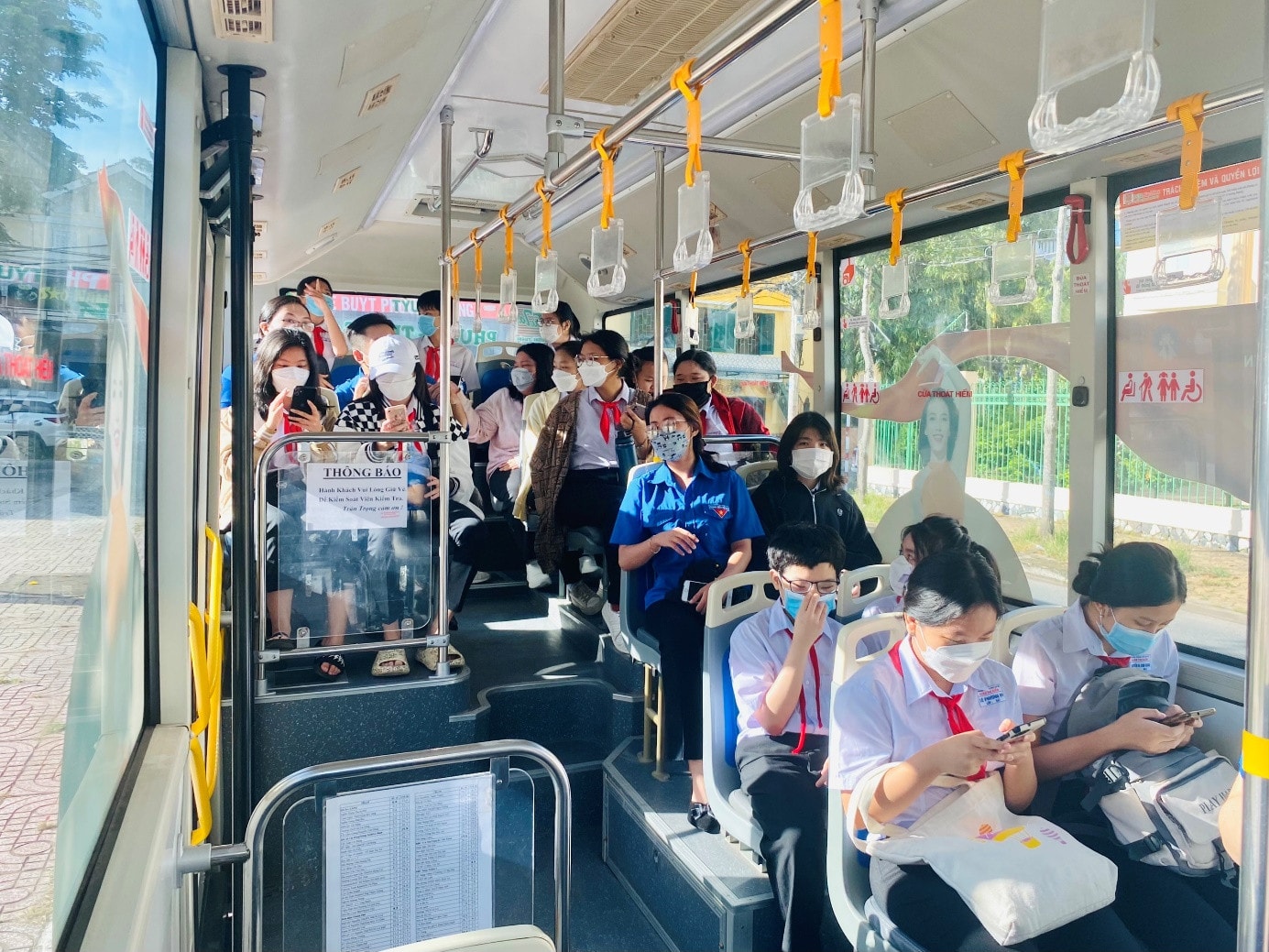 Học sinh, sinh viên đi xe buýt với giá “đặc biệt” 5.000 đồng -0