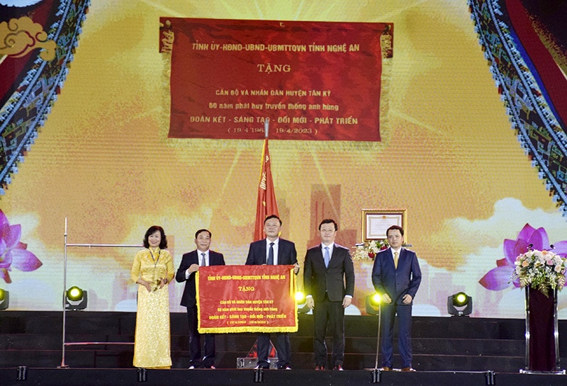 Nghệ An: Huyện Tân Kỳ long trọng kỷ niệm 60 năm thành lập và đón nhận Huân chương Lao động hạng Nhì -0