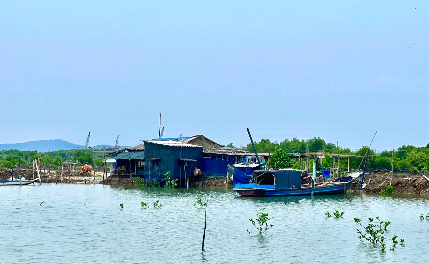 Giá bồi thường đối với diện tích mặt nước nuôi tôm là hơn 1.300 đồng/m2, vật kiến trúc (bờ đất, nhà cửa…) 22.000đồng/m3. Nhiều hộ dân có đất bị thu hồi đã không chấp nhận giá bồi thường trên