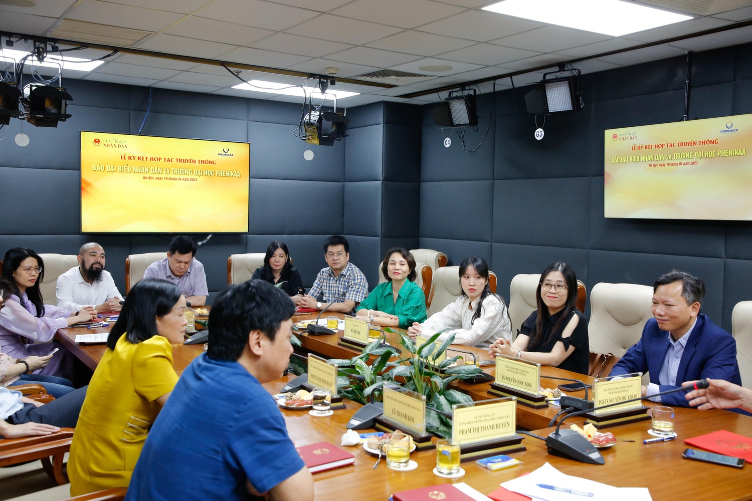 Các đại biểu tham dự lễ ký kết Báo Đại biểu Nhân dân và Trường Đại học Phenikaa ký kết hợp tác truyền thông -0