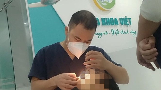 Hình ảnh "bác sĩ" Trần Văn Dương đang hành nghề trái phép được phóng viên Báo Đại biểu Nhân dân ghi nhận trước đó.