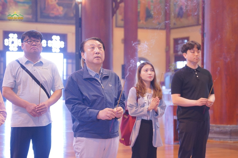 Nhiều cảm xúc trong chuyến thăm chùa Ba Vàng của những người làm truyền thông Hàn Quốc -1