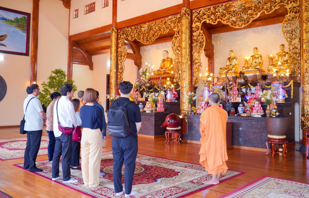 Nhiều cảm xúc trong chuyến thăm chùa Ba Vàng của những người làm truyền thông Hàn Quốc -0