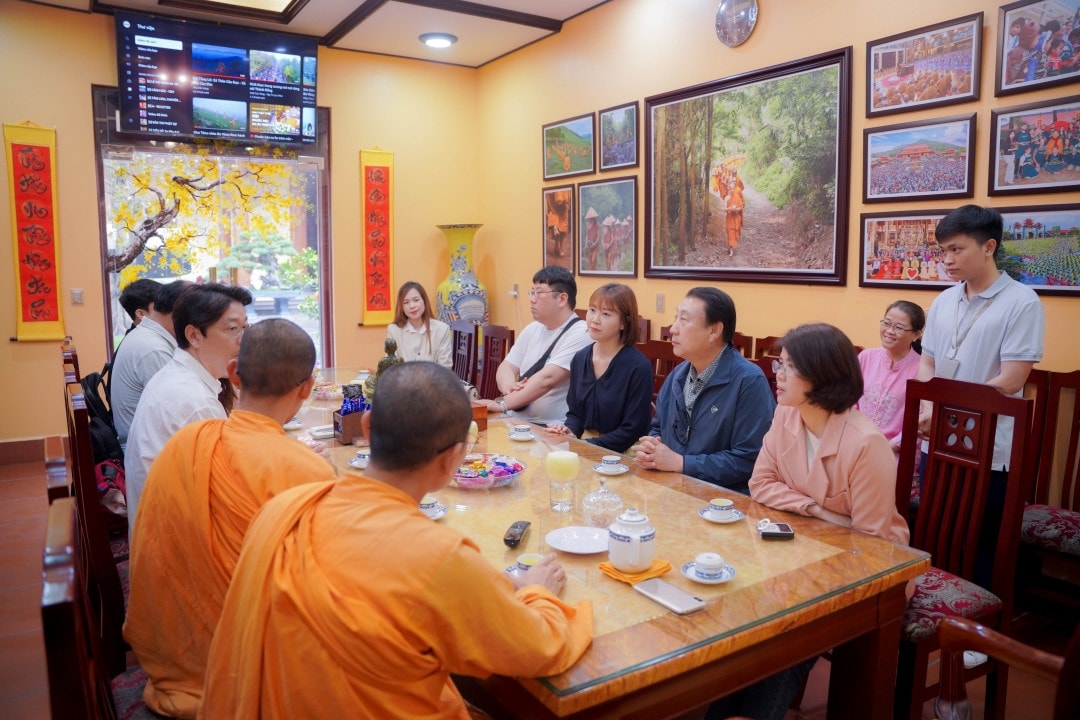 Nhiều cảm xúc trong chuyến thăm chùa Ba Vàng của những người làm truyền thông Hàn Quốc -0