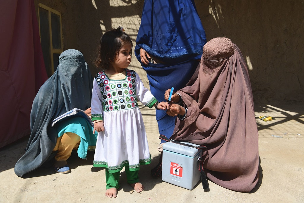 Một bé gái Afghanistan được các nhân viên LHQ người Afhghanistan tiêm phòng bại liệt - UNNews