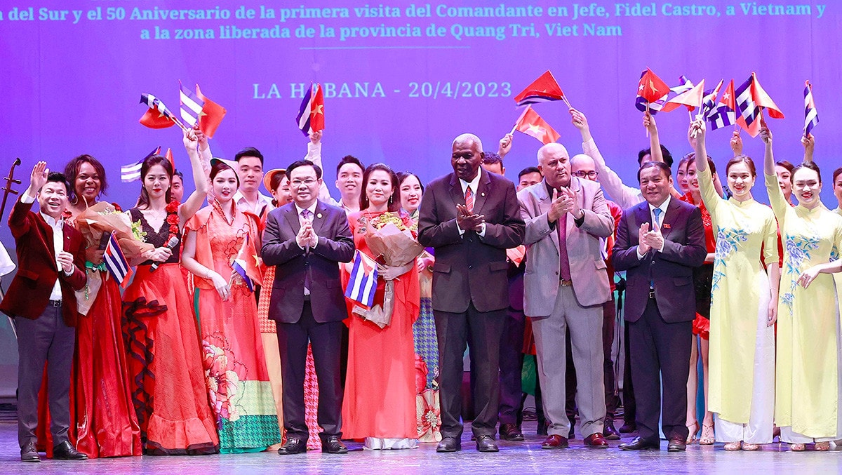 Chủ tịch Quốc hội Vương Đình Huệ dự Chương trình nghệ thuật đặc biệt Việt Nam – Cuba -2