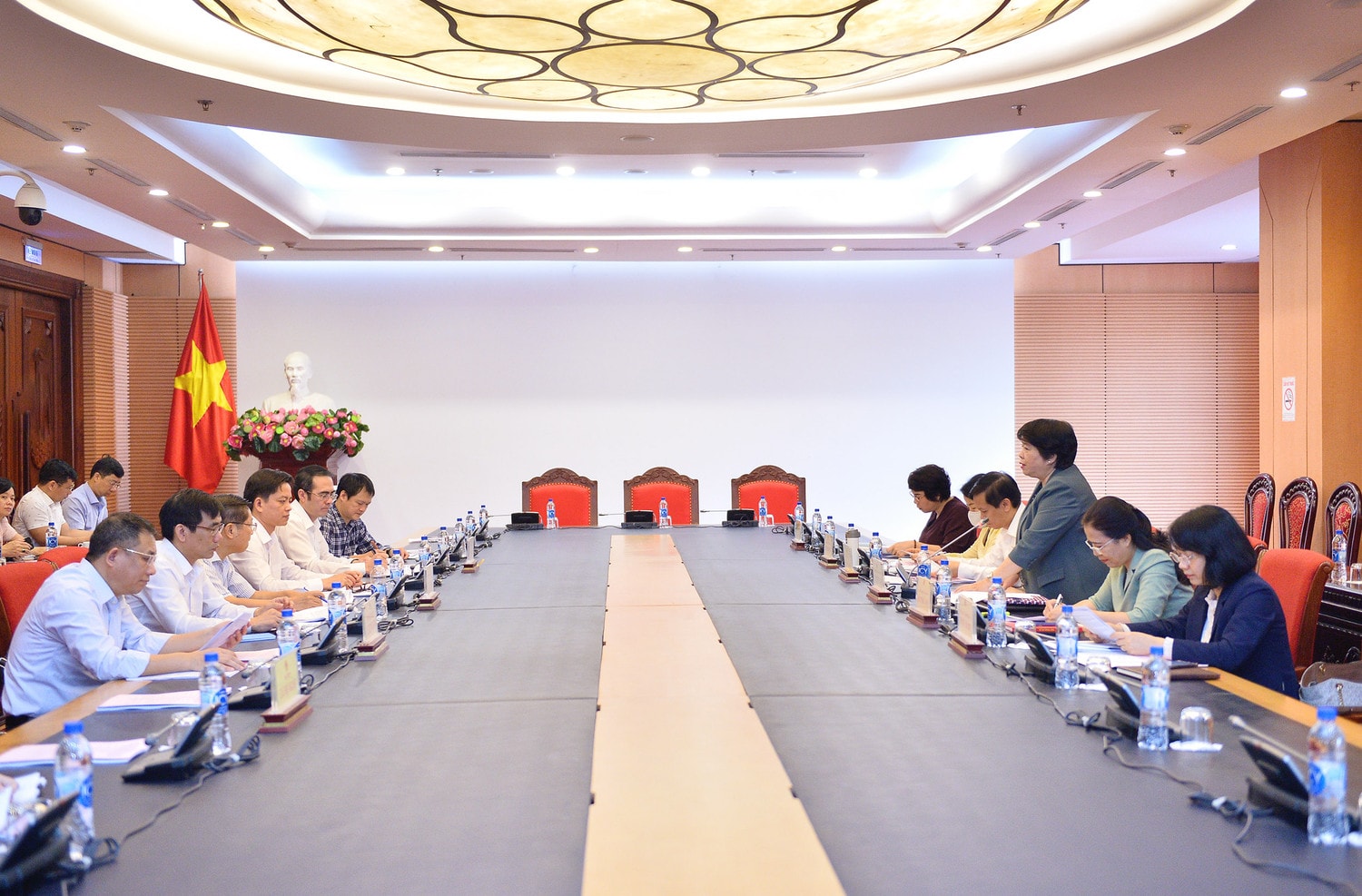 Quang cảnh buổi làm việc