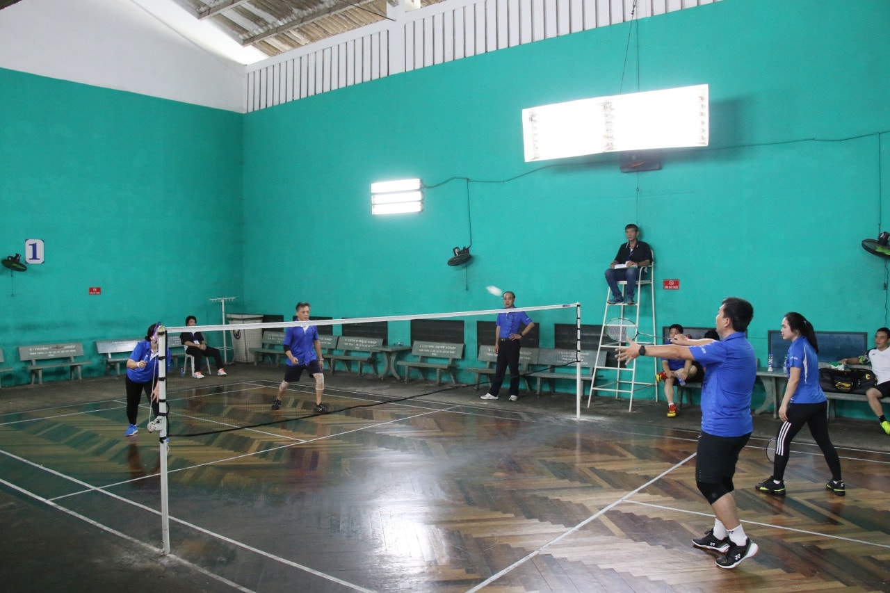 Các vận động viên tranh tài ở bộ môn cầu lông Sôi nổi giao lưu thể thao các Văn phòng Trung ương và TP. Hồ Chí Minh -0