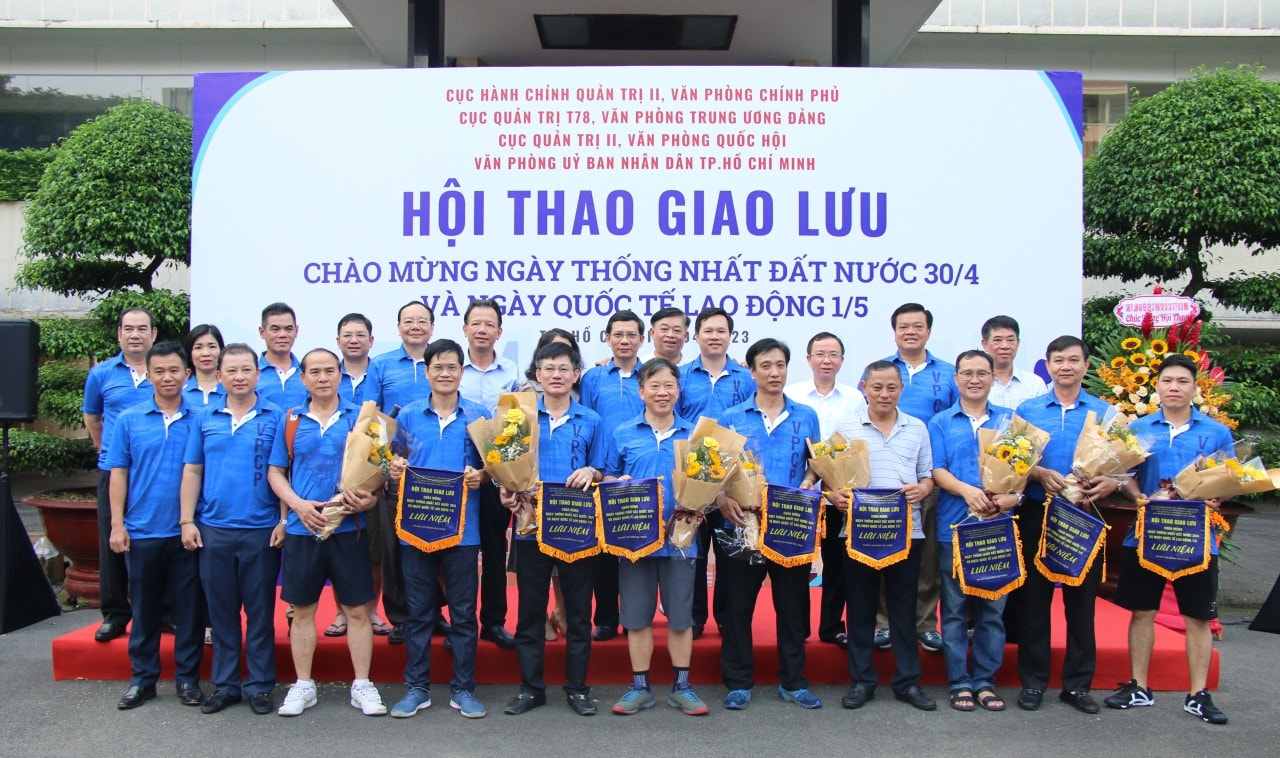 Ban tổ chức và đại diện các đội chụp ảnh lưu niệm Sôi nổi giao lưu thể thao các Văn phòng Trung ương và TP. Hồ Chí Minh -0