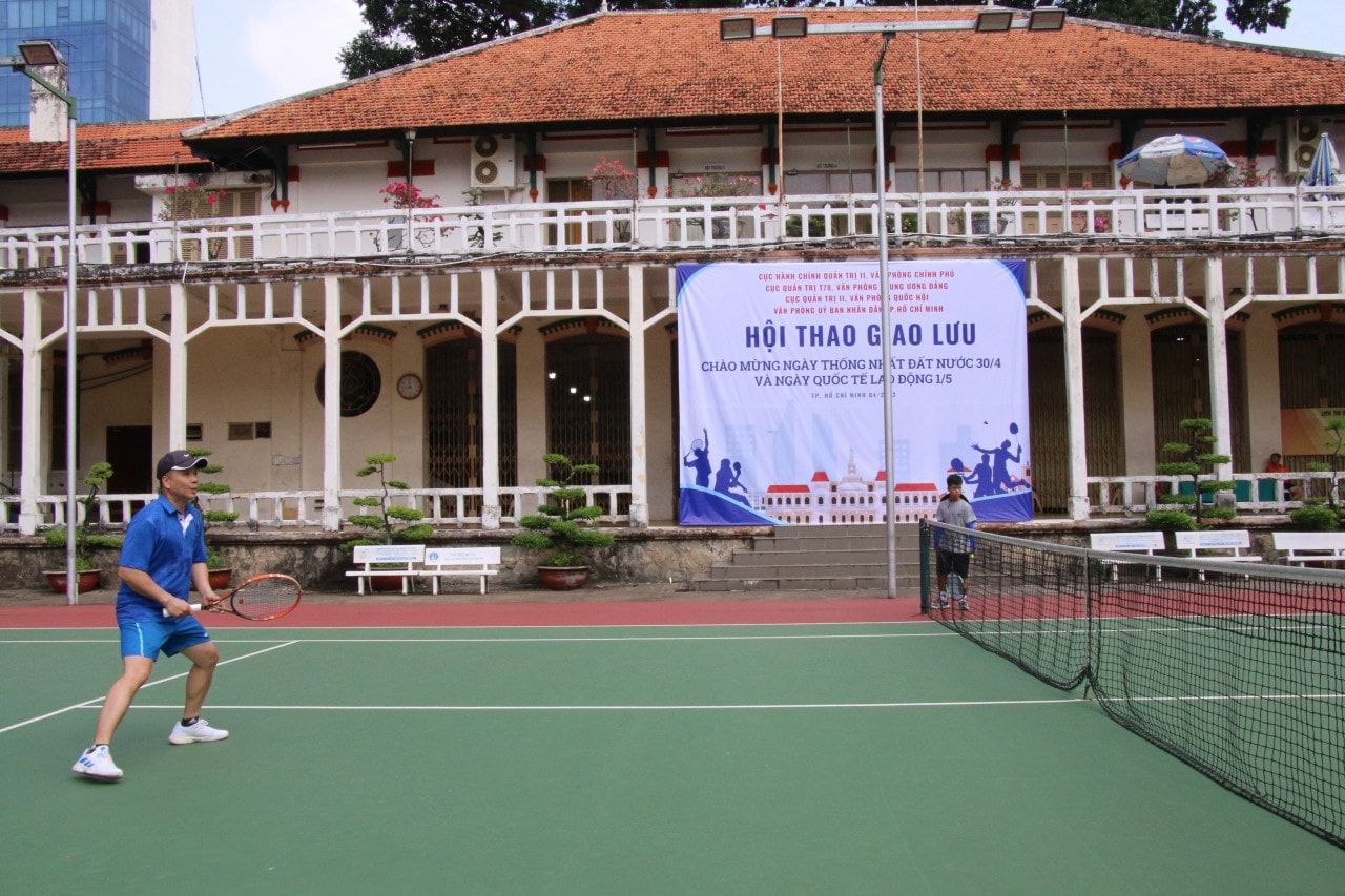 Các vận động viên tranh tài ở bộ môn quần vợt Sôi nổi giao lưu thể thao các Văn phòng Trung ương và TP. Hồ Chí Minh -0