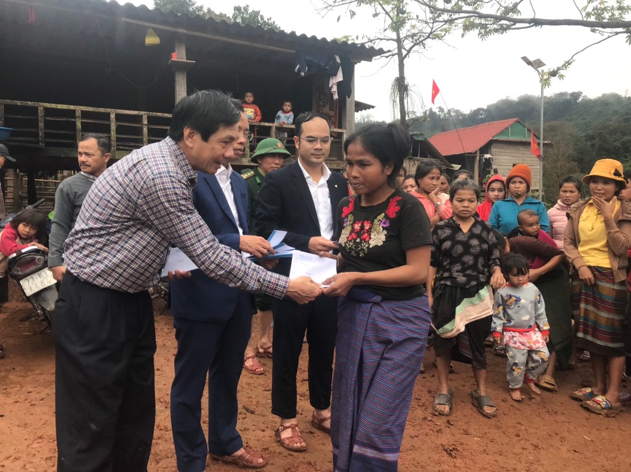 Ông Nguyễn Công Huấn, Phó chủ tịch thường trực HĐND tỉnh Quảng Bình trao quà cho đồng bào vùng cao. Ảnh: HĐND tỉnh Quảng Bình.