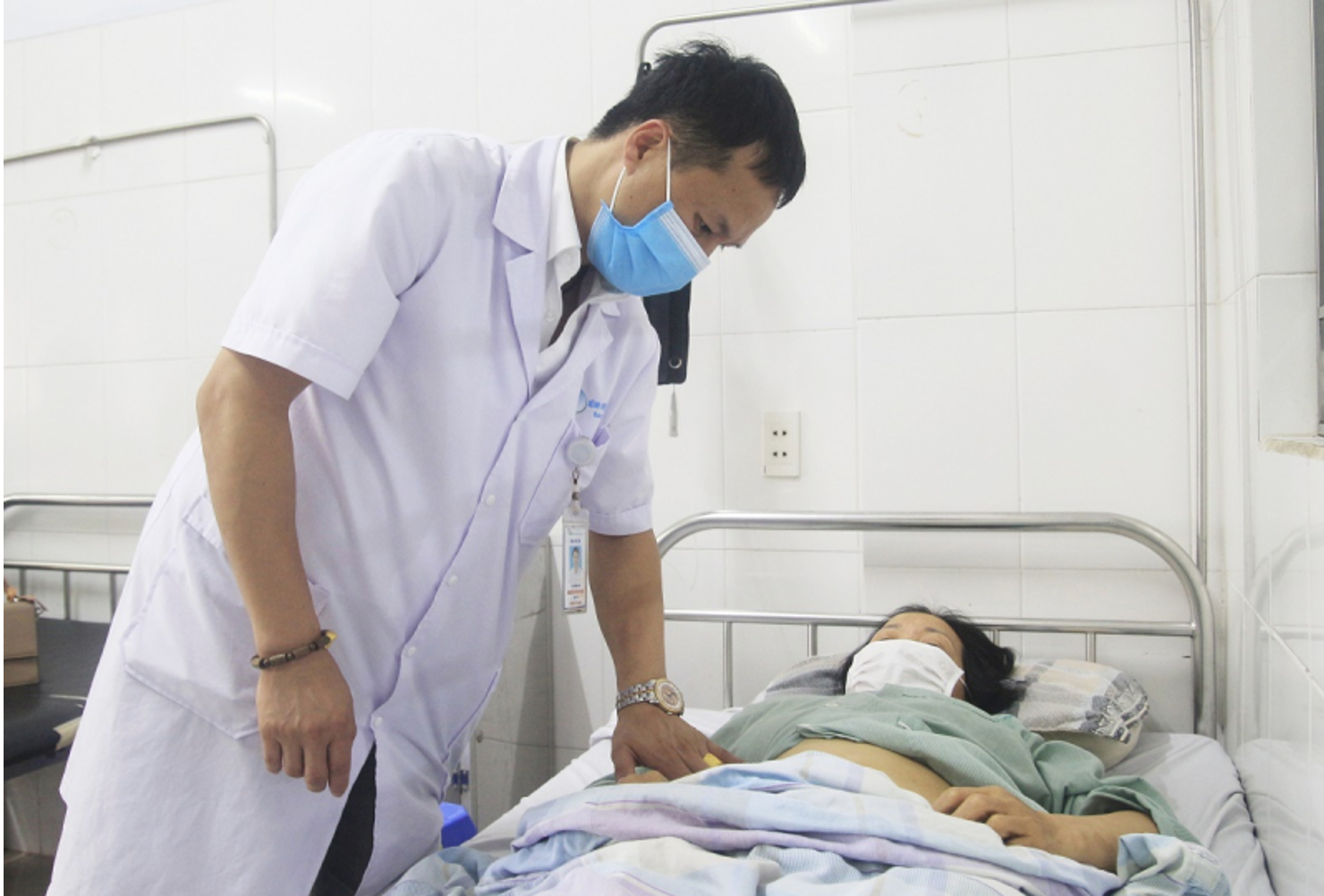 Khối u xơ “khủng” khiến người phụ nữ phải cấp cứu -0
