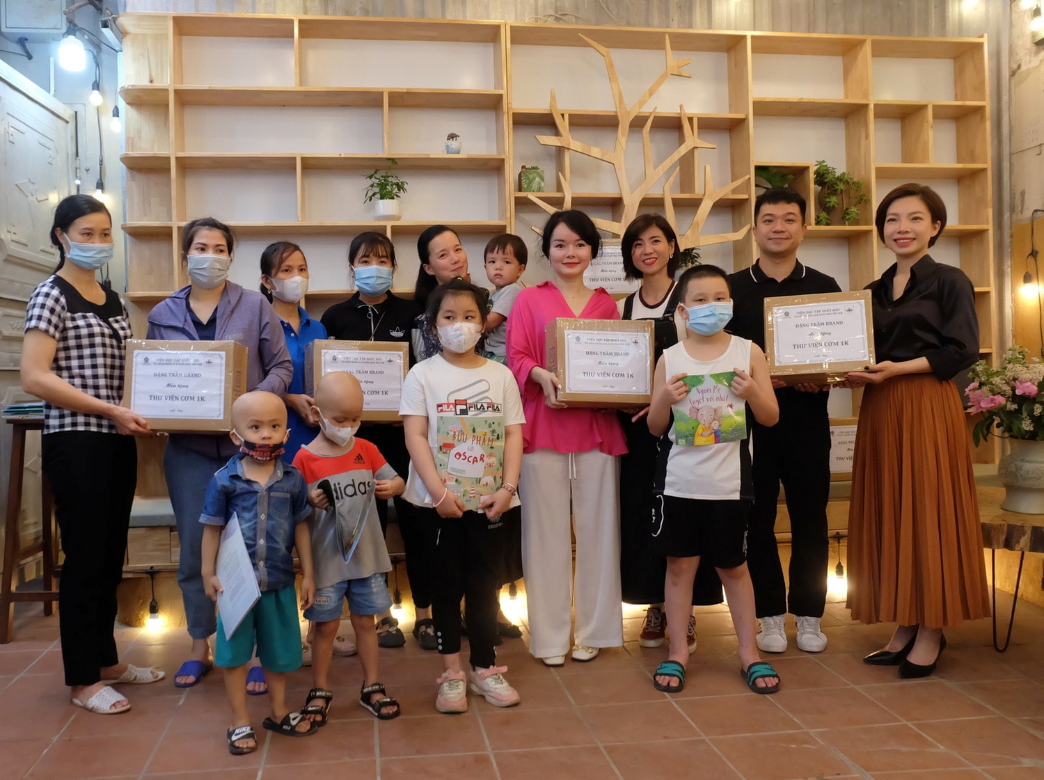Tủ sách nhân ái và Ngôi nhà trí tuệ trao 1.000 cuốn sách cho thư viện của Tiệm cơm 1k Trao tặng thư viện phục vụ bệnh nhi và em nhỏ hoàn cảnh khó khăn -0