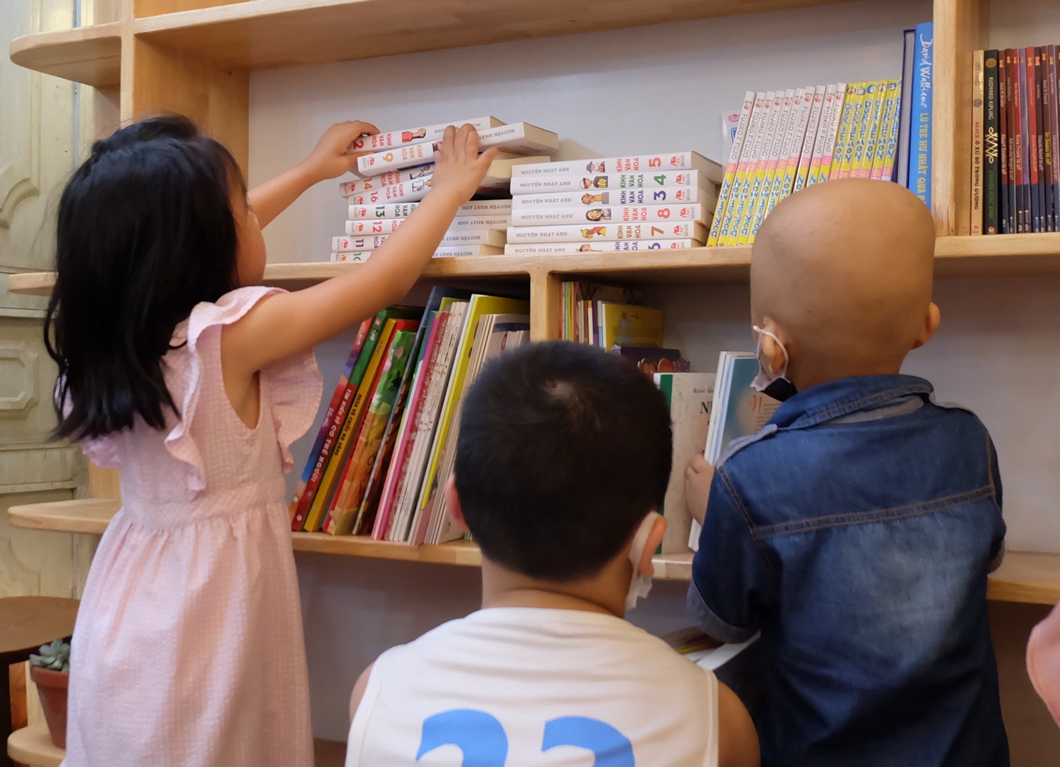 Các em nhỏ say mê xếp sách lên giá Trao tặng thư viện phục vụ bệnh nhi và em nhỏ hoàn cảnh khó khăn -1