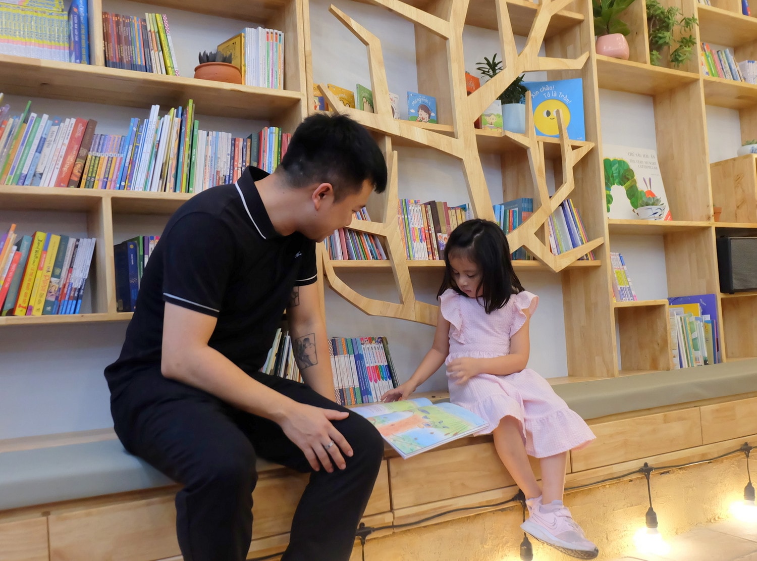 Anh Trần Trung Kiên mong muốn góp phần chăm lo đời sống vật chất, tinh thần cho các bệnh nhi Trao tặng thư viện phục vụ bệnh nhi và em nhỏ hoàn cảnh khó khăn -2