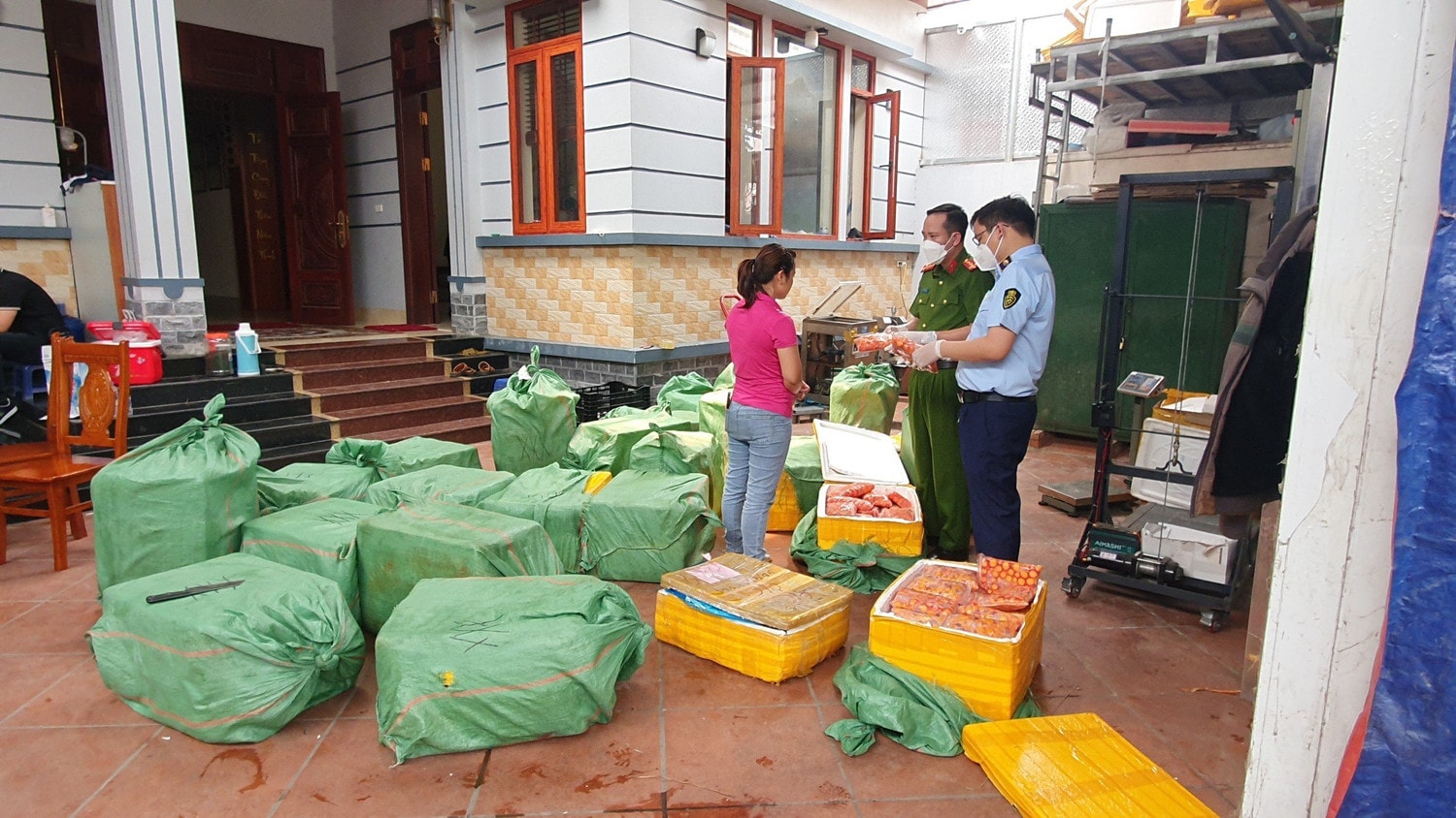 Phát hiện gần 1 tấn thực phẩm bốc mùi, không rõ nguồn gốc -0