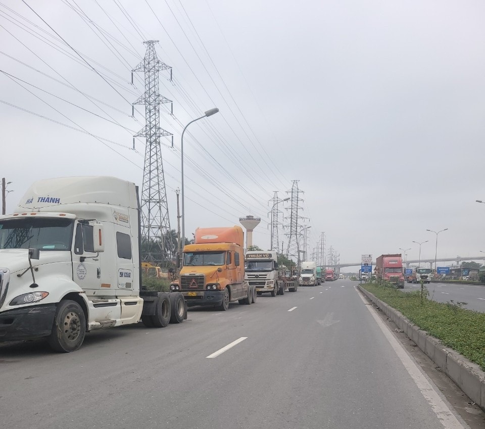 Các xe tải xếp hàng chờ đăng kiểm tại Trạm đăng kiểm Đình Vũ, Hải Phòng. Ảnh Liên Ngọc