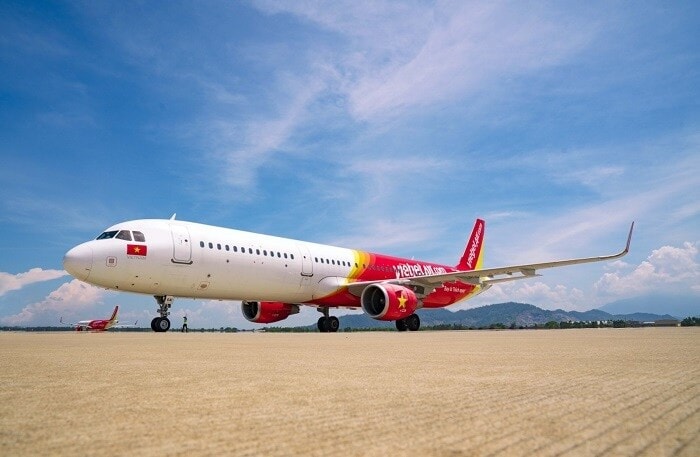 Tàu bay Vietjet được chào đón với nghi thức vòi rồng tại sân bay Vân Đồn (Quảng Ninh)