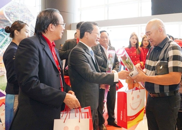 Hành khách phấn khởi nhận quà Vietjet sau hơn 2 giờ bay chặng Cần Thơ - Vân Đồn