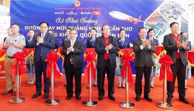 Chủ tịch UBND TP. Cần Thơ Trần Việt Trường, Quyền Chủ tịch UBND tỉnh Quảng Ninh Cao Tường Huy và Phó Tổng giám đốc Vietjet Đỗ Xuân Quang cắt băng khai trương đường bay Cần Thơ - Quảng Ninh