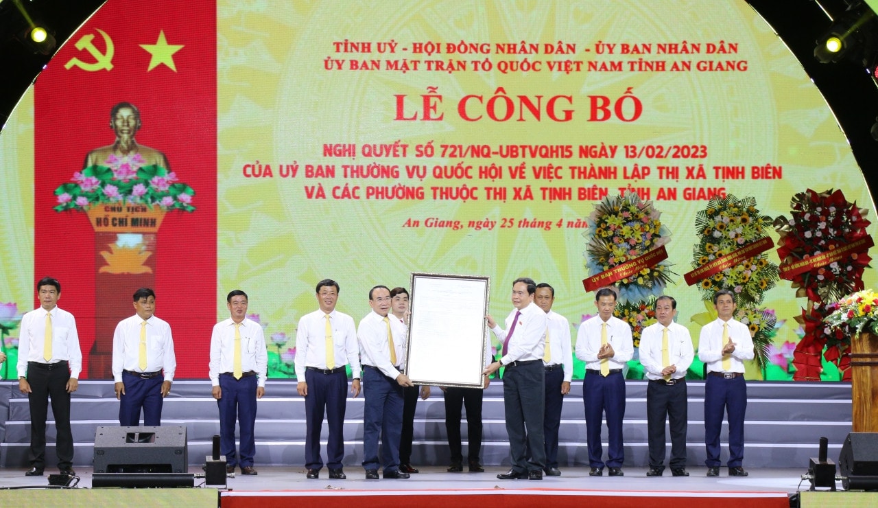 Phó Chủ tịch Thường trực Quốc hội Trần Thanh Mẫn trao Nghị quyết của Ủy ban Thường vụ Quốc hội cho Đảng bộ, chính quyền và Nhân dân thị xã Tịnh Biên Phó Chủ tịch Thường trực Quốc hội Trần Thanh Mẫn dự Lễ công bố Nghị quyết thành lập Thị xã Tịnh Biên, An Giang -0