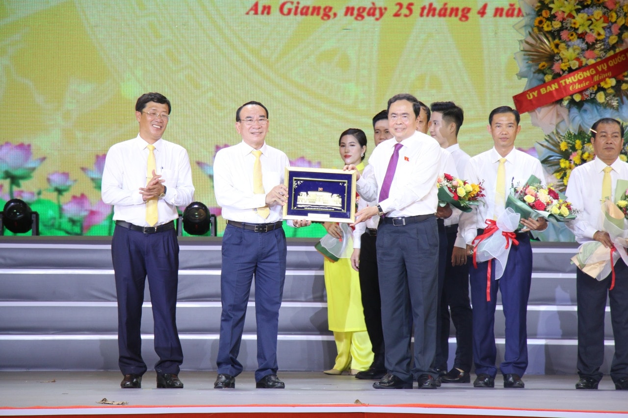 Phó Chủ tịch Thường trực Quốc hội Trần Thanh Mẫn trao tặng bức tranh Nhà Quốc hội cho lãnh đạo thị xã Tịnh Biên Phó Chủ tịch Thường trực Quốc hội Trần Thanh Mẫn dự Lễ công bố Nghị quyết thành lập Thị xã Tịnh Biên, An Giang -0