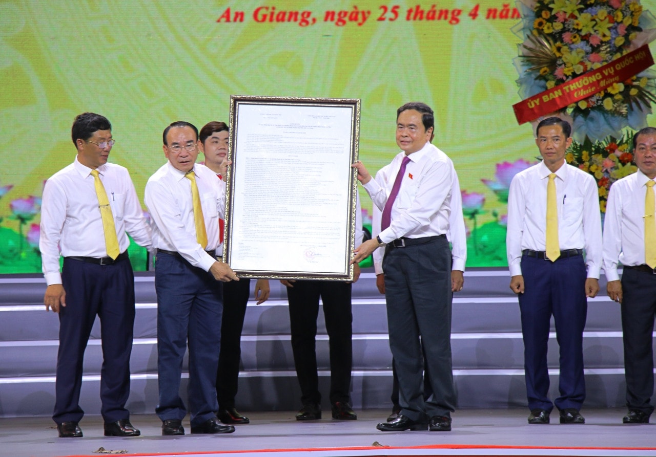 Phó Chủ tịch Thường trực Quốc hội Trần Thanh Mẫn trao Nghị quyết của Ủy ban Thường vụ Quốc hội cho Đảng bộ, chính quyền và Nhân dân thị xã Tịnh Biên Phó Chủ tịch Thường trực Quốc hội Trần Thanh Mẫn dự Lễ công bố Nghị quyết thành lập Thị xã Tịnh Biên, An Giang -0