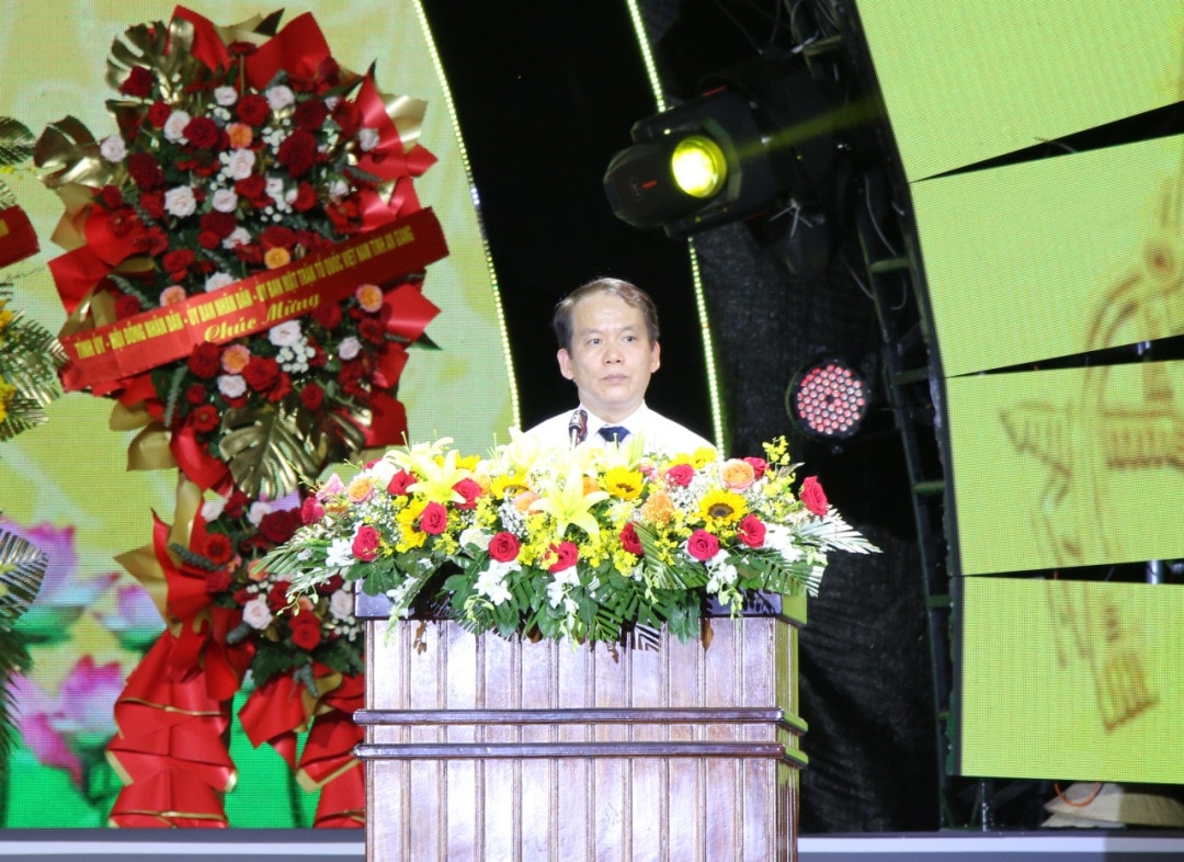 Chủ nhiệm Ủy ban Pháp luật Hoàng Thanh Tùng công bố Nghị quyết số 721/NQ-UBTVQH15 của Ủy ban Thường vụ Quốc hội về việc thành lập thị xã Tịnh Biên và các phường thuộc thị xã Tịnh Biên, tỉnh An Giang Phó Chủ tịch Thường trực Quốc hội Trần Thanh Mẫn dự Lễ công bố Nghị quyết thành lập Thị xã Tịnh Biên, An Giang -0