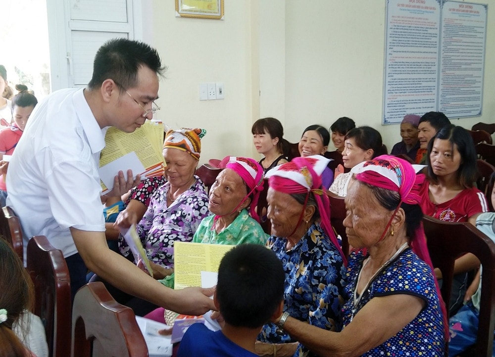 Cán bộ Trung tâm Trợ giúp pháp lý Nhà nước tỉnh Quảng Ninh phát tờ gấp tuyên truyền pháp luật cho người dân xã Nam Sơn, huyện Ba Chẽ, Quảng Ninh - Nguồn: ITN
