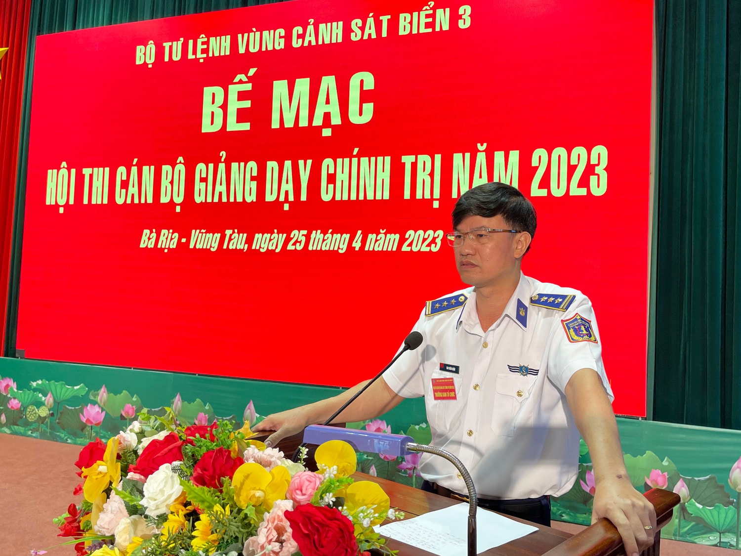 Thượng tá Cao Xuân Quận - Phó Chính ủy Bộ Tư lệnh Vùng Cảnh sát biển 3 phát biểu bế mạc Hội thi