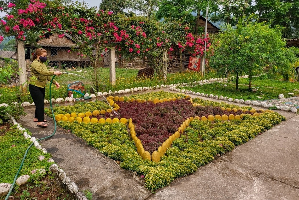 Giáo viên chăm sân vườn trường Mầm non ở bản bản Ka Ai xã Dân Hóa huyện Minh Hóa. Ảnh Q.N