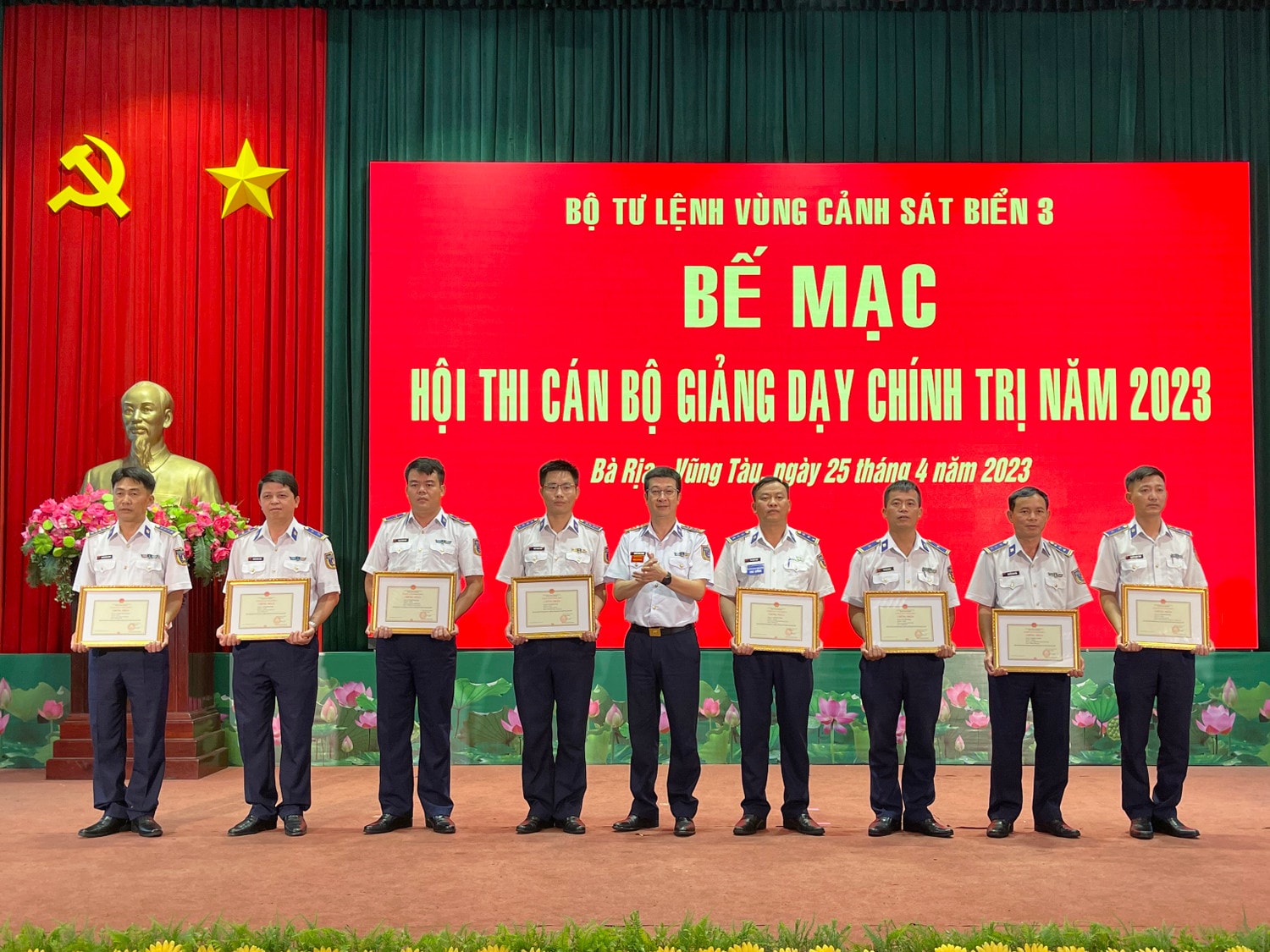 Bộ Tư lệnh Vùng Cảnh sát biển 3 trao thưởng cho các đồng chí đạt thành tích tốt tại Hội thi