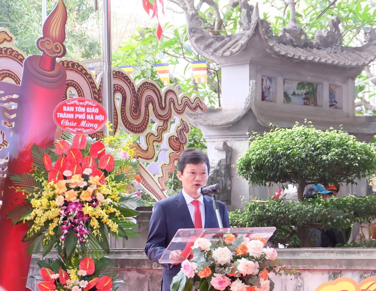 Ông Hà Anh Tuấn - Phó Chủ tịch UBND quận Đống Đa, Trưởng Ban tổ chức lễ hội phát biểu tại lễ khai mạc Phục dựng lễ rước kiệu Đức Thánh Láng sau 70 năm -0
