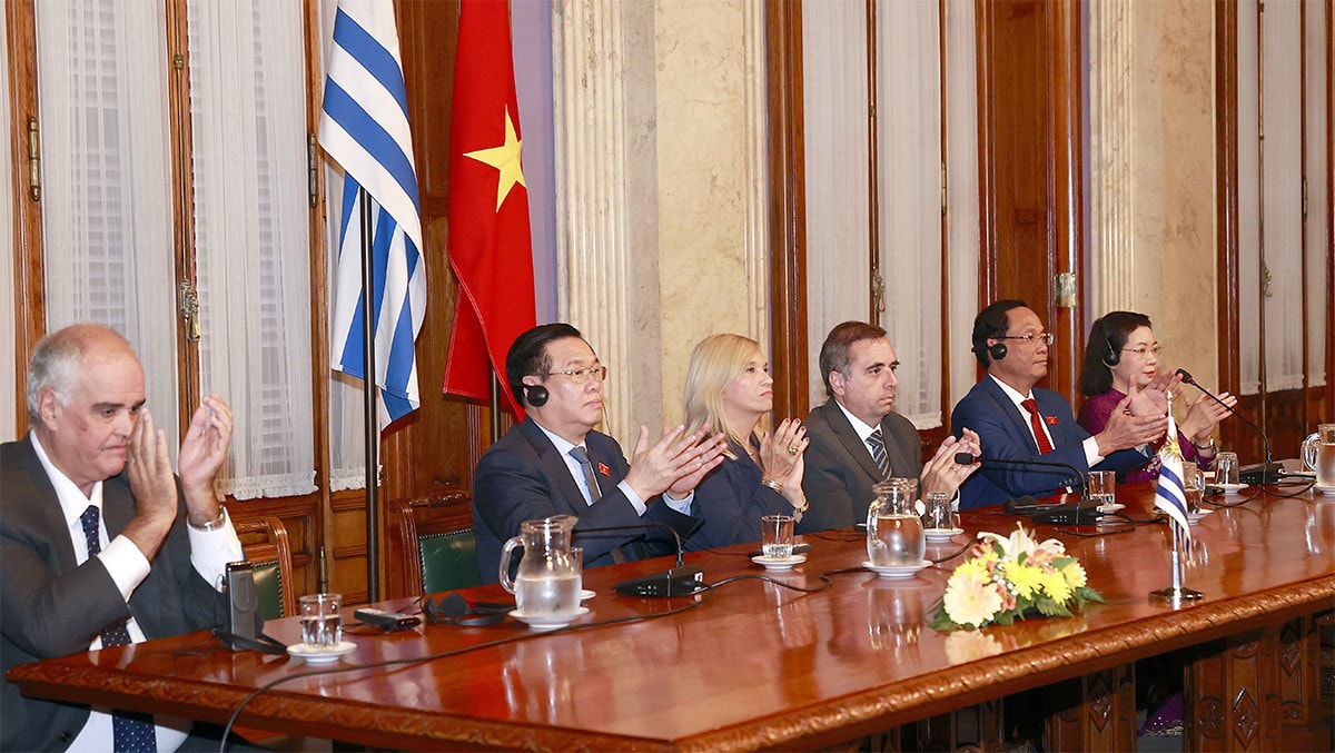 The three leaders attended the debut of the Uruguay-Vietnam Friendship Parliamentary Group and the Vietnam-Uruguayan Friendship Parliamentary Group. Photo: Doan Tan Uruguay establishes Friendship Parliamentarians’ Group with Vietnam -0