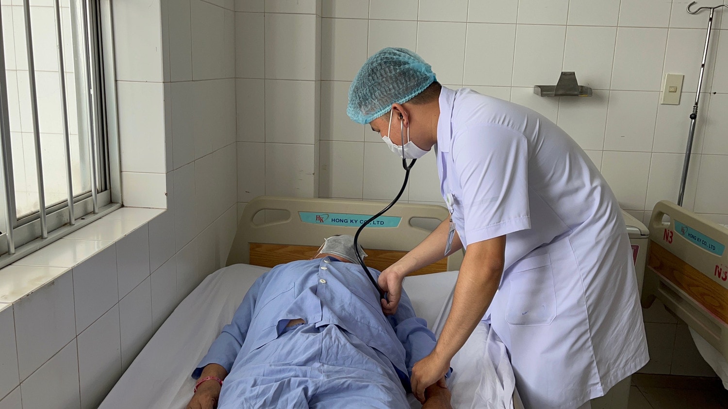 Ho ra máu vì mắc xương cá -0