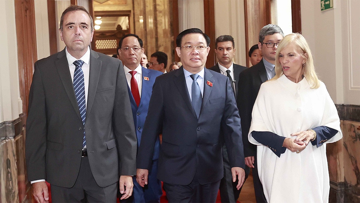 NA Chairman Vuong Dinh Hue with Speaker of the Senate of Uruguay Beatriz Argimon Cedeira and Speaker of the Chamber of Representatives of Uruguay Sebastian Andujar. Doan Tan NA Chairman holds talks with leaders of Uruguayan parliament -0