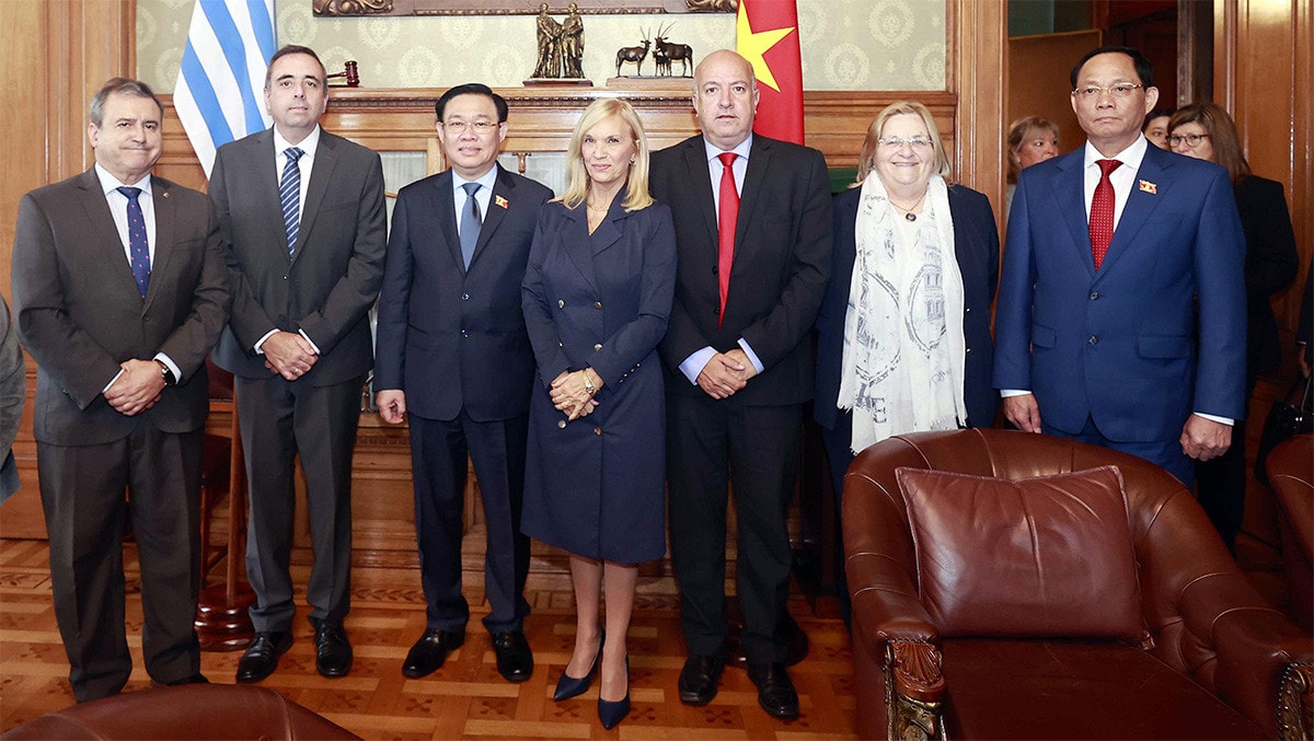 NA Chairman Vuong Dinh Hue with Speaker of the Senate of Uruguay Beatriz Argimon Cedeira and Speaker of the Chamber of Representatives of Uruguay Sebastian Andujar NA Chairman holds talks with leaders of Uruguayan parliament -0