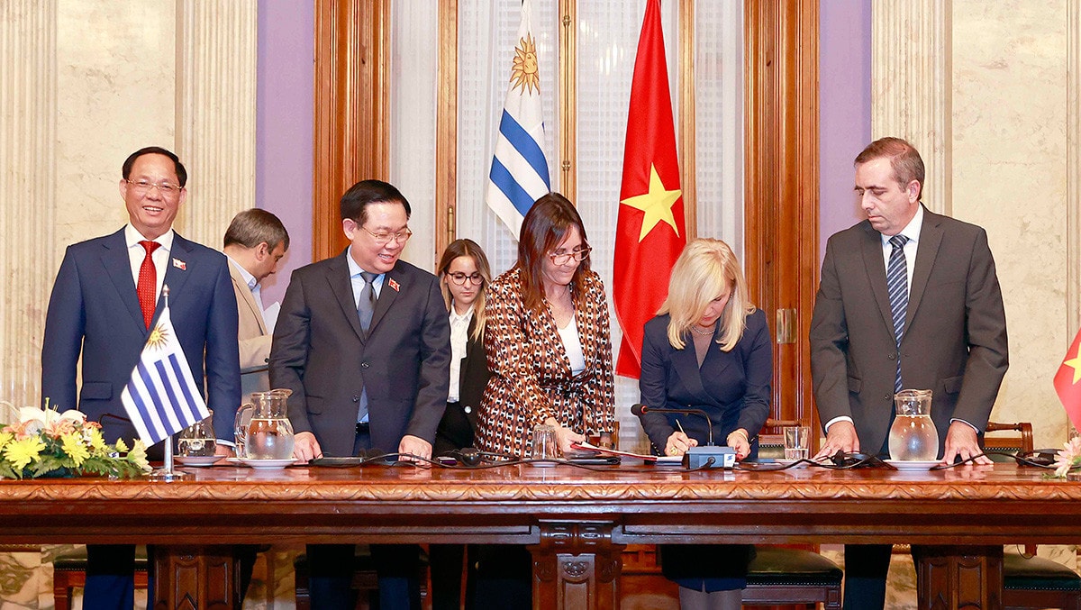 A view of the signing of the cooperation agreement between the two countries' legislatures. Photo: Doan Tan Vietnam’s NA signs cooperation agreement for first time with Uruguay parliament -0
