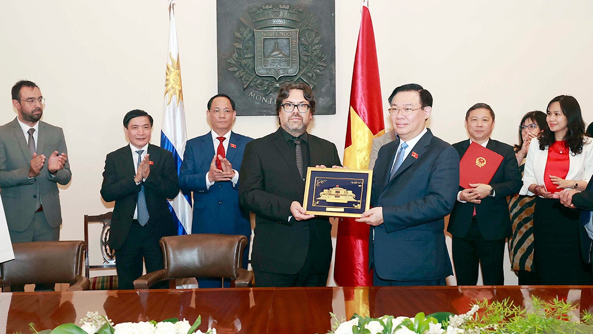 NA Chairman Vuong Dinh Hue presents a souvenir to Mauricio Zunino, Acting Mayor of Montevideo. Photo: Doan Tan NA Chairman meets leader of Uruguay capital city -0