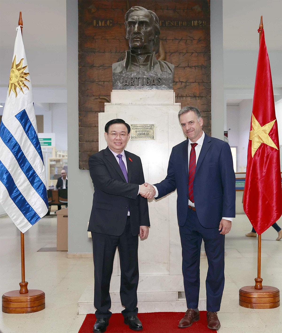 NA Chairman Vuong Dinh Hue received Yamadu Ramon Antonio Orsi Martinez, Governor of Uruguay’s Canelones province. Photo: Doan Tan NA Chairman Vuong Dinh Hue receives Uruguay’s Canelones governor -0