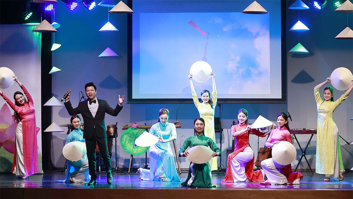 Photo: Doan Tan Art performance celebrates 30th anniversary of Vietnam-Uruguay diplomatic ties -0